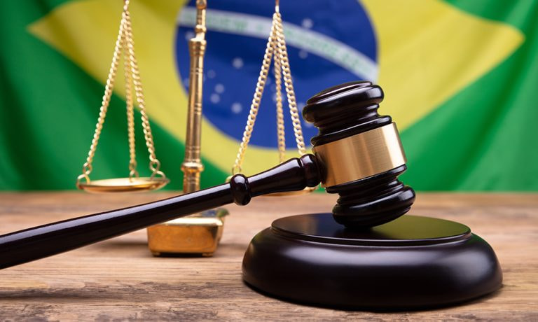 Bandera de Brasil y balanza de la justicia.