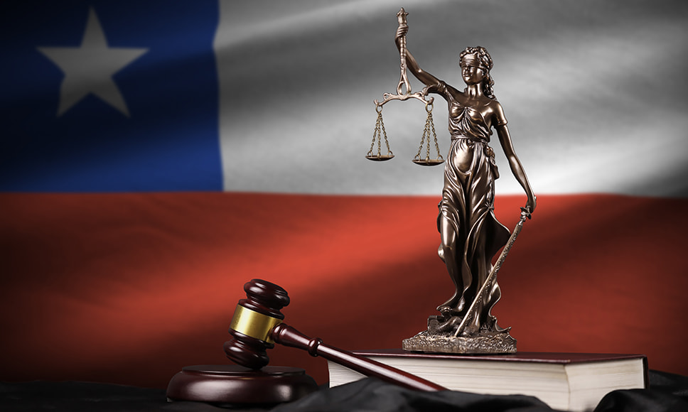 Bandera de Chile con mazo de juez y estatua de la justicia.