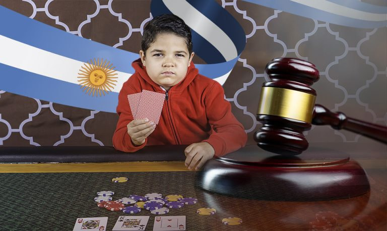 Un menor con una baraja de cartas y en el fondo la bandera argentina.