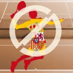 Cancha de tenis con la silueta de un jugador con la bandera de España y símbolo de prohibido.