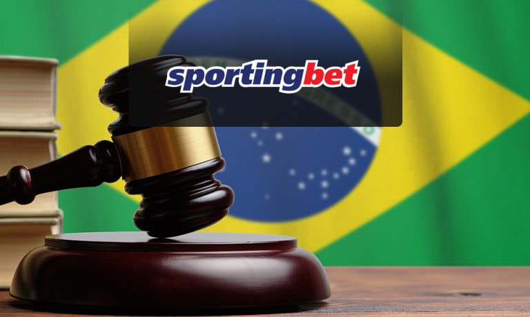 Logo de Sportingbet, mesa con un mazo de juez y la bandera de Brasil de fondo.