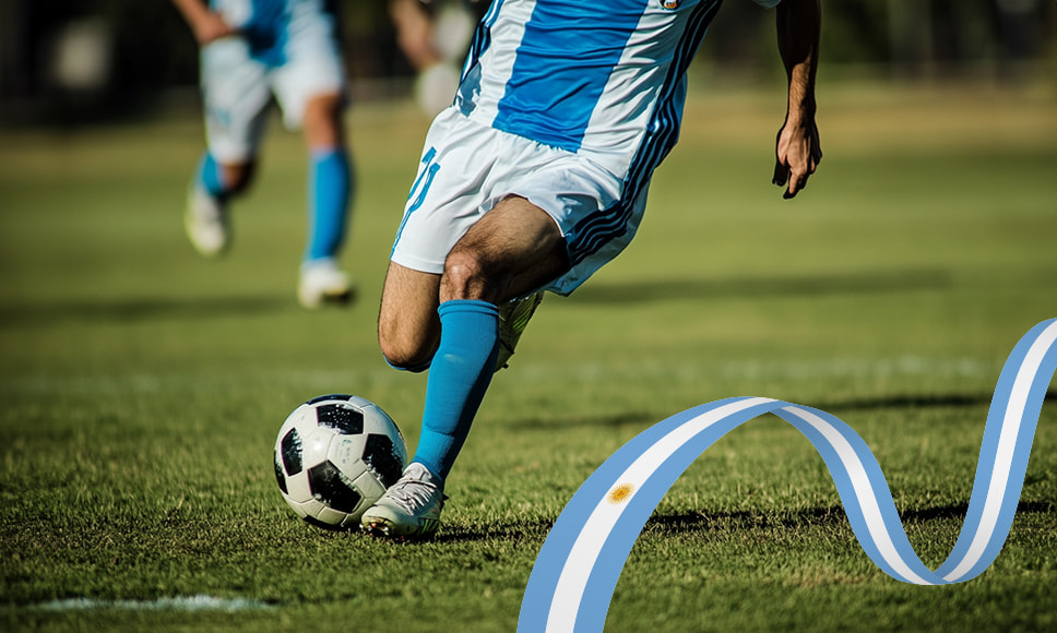 Jugador de fútbol argentino durante un partido.