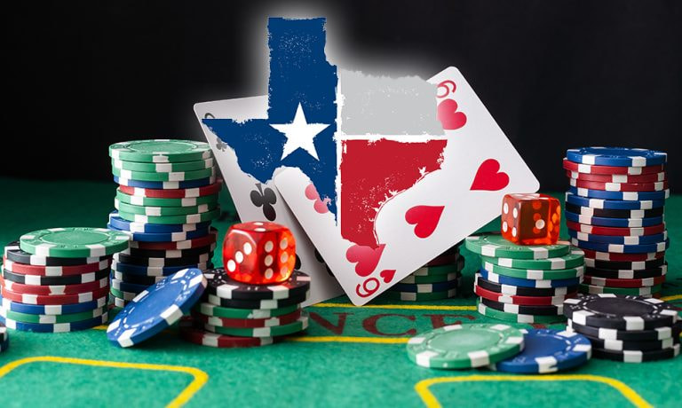 Dos cartas de póker con la bandera de Texas y juegos de casino.