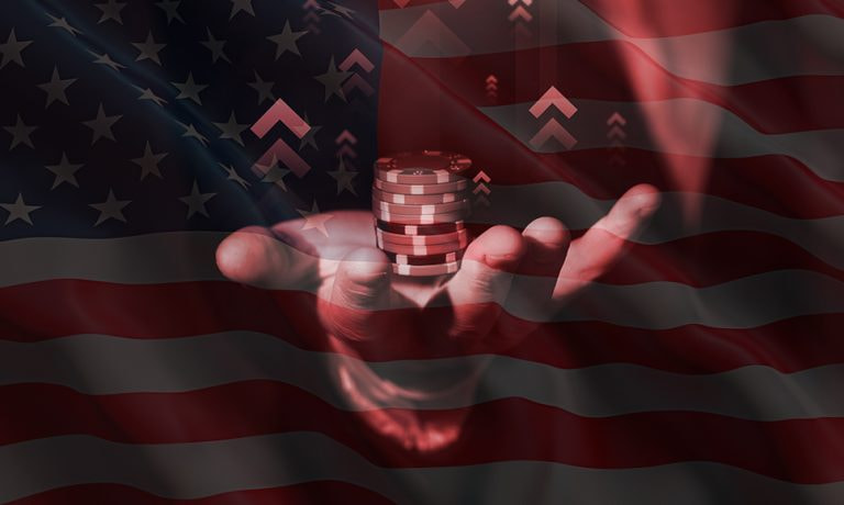 Bandera de los Estados Unidos con una mano mostrando fichas de casino.