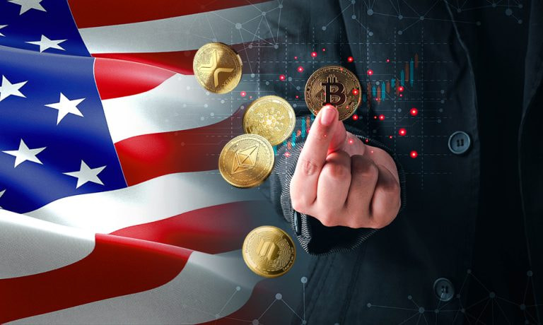 Una mano señalando diversas criptomonedas con la bandera de los Estados Unidos.