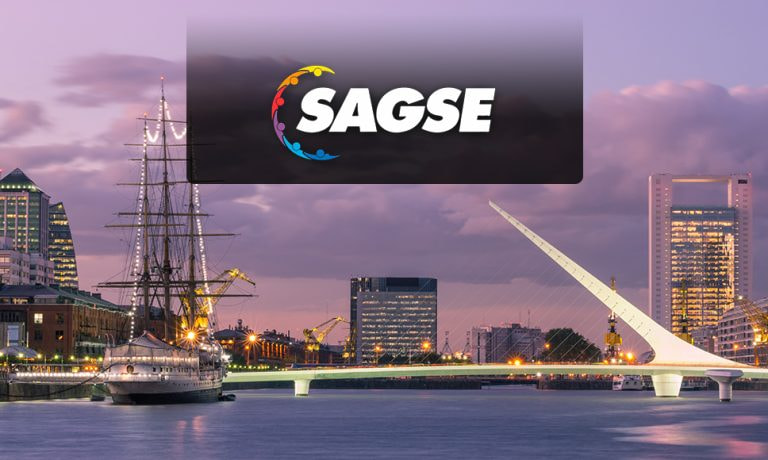 Logo de la feria SAGSE sobre una vista de Puerto Madero en Buenos Aires.