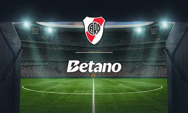 Estadio de fútbol con los logos de la casa de apuestas Betano y el River Plate.