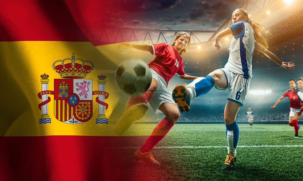 Dos jugadoras de fútbol femenino disputando el balón.