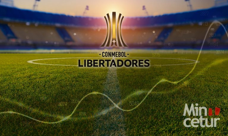 La Copa Libertadores en un estadio de fútbol de Perú.