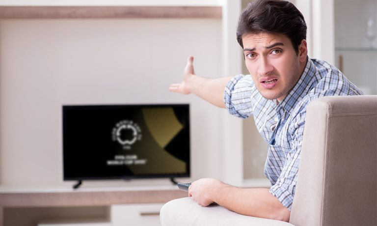 Aficionado al fútbol quejándose de la retransmisión televisiva del Mundial de Clubes 2025.