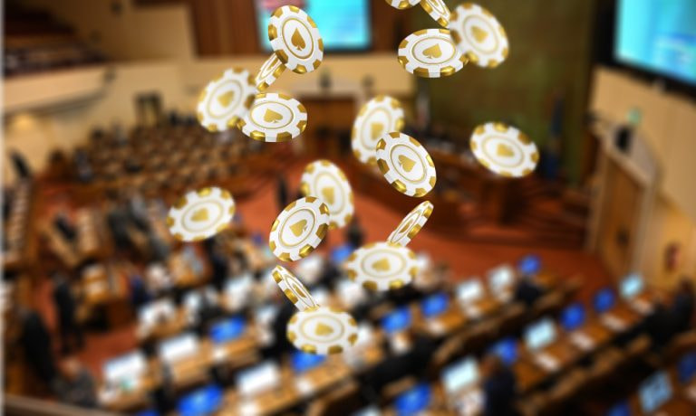 Fichas de póker sobre una imagen cenital del Senado de Chile.
