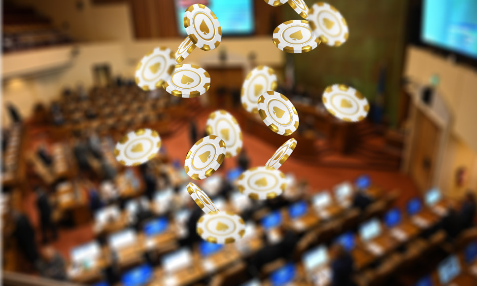 Fichas de póker sobre una imagen cenital del Senado de Chile.