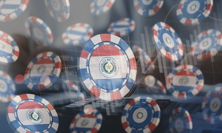 Fichas de casino con la bandera de Paraguay.