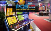 Logo del Perú Gaming Show 2025 sobre una sala con slots físicas.