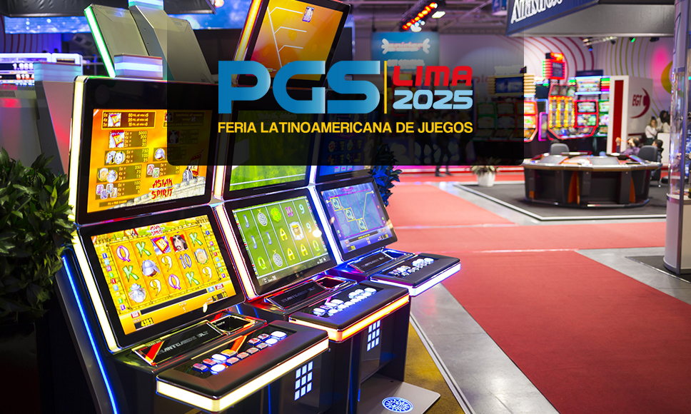 Logo del Perú Gaming Show 2025 sobre una sala con slots físicas.