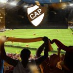 Escudo del Platense en un estadio de fútbol.