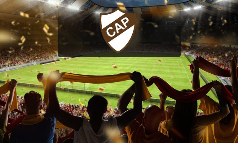 Escudo del Platense en un estadio de fútbol.