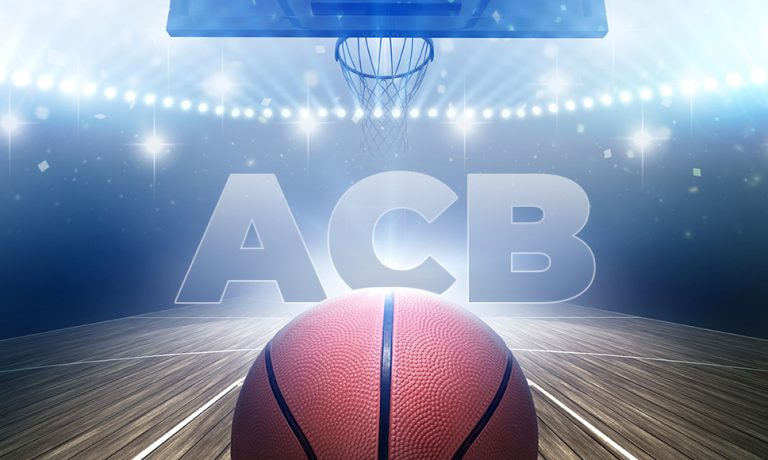 Siglas de la ACB, una canasta, un balón y una cancha de baloncesto.