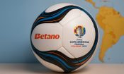 Balón de fútbol con los logotipos de Betano y la Copa América Femenina.