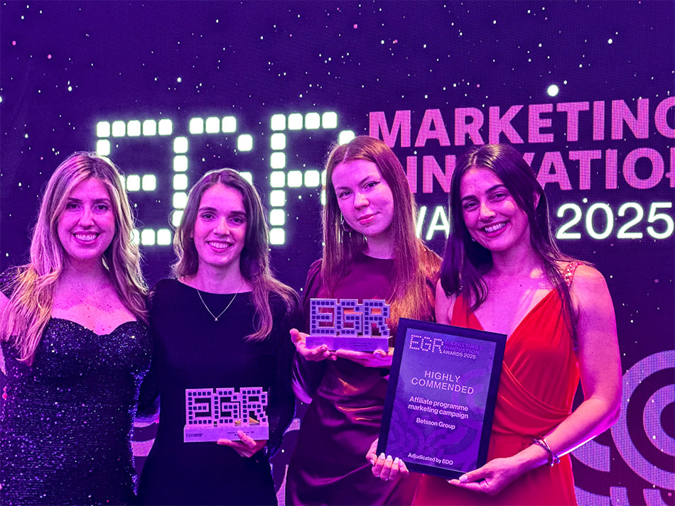 Trabajadoras de Betsson posan con los EGR Marketing & Innovation Awards