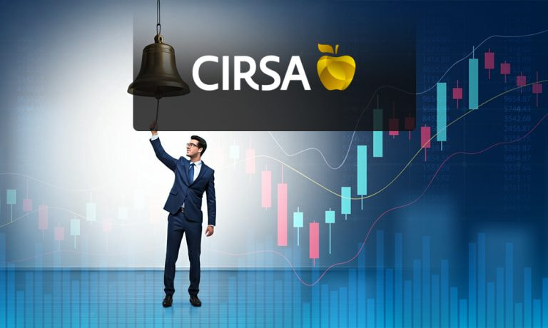 Un hombre en traje tocando una campana de bolsa junto al logo de CIRSA.