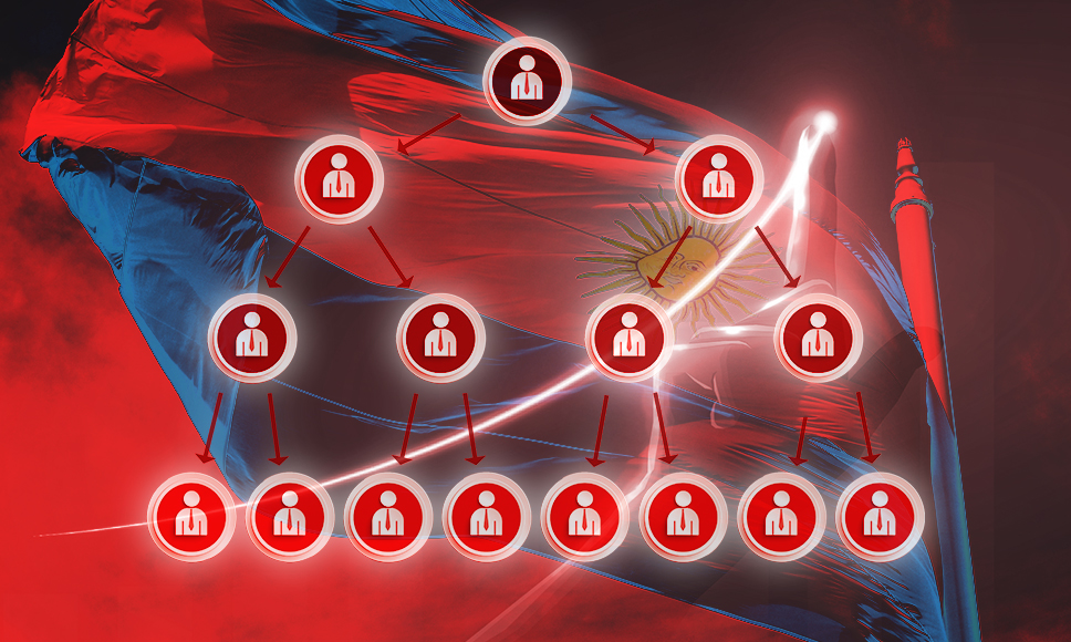 Esquema piramidal de fraude representado sobre la bandera de Argentina.