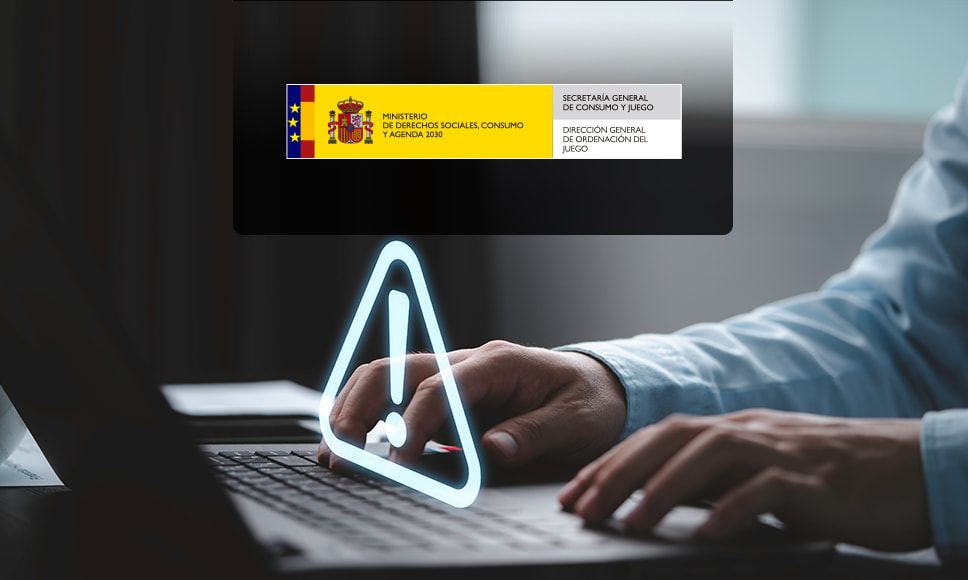 Persona con un portátil, un símbolo de alerta y el logo de la DGOJ.