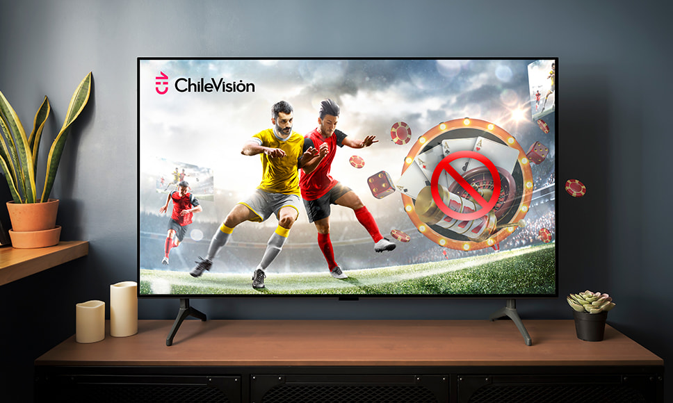 Pantalla de Chilevisión con publicidad de apuestas bloqueada por símbolo de prohibición.