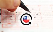 Un bolígrafo rellenando un boleto de lotería y la bandera de Chile.