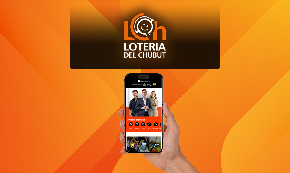 Mano sosteniendo un teléfono con la web de BetWarrior, fondo naranja con el logo de la Lotería del Chubut.