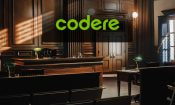 Sala de tribunal vacía con el logo de Codere