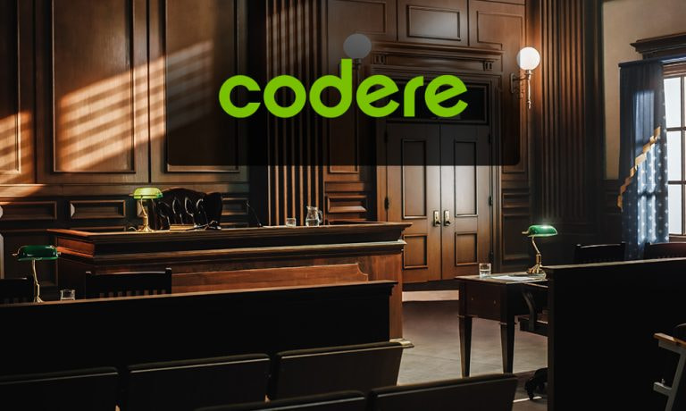 Sala de tribunal vacía con el logo de Codere