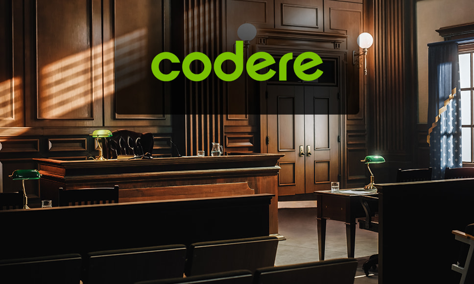 Sala de tribunal vacía con el logo de Codere
