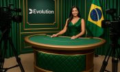 Crupier en estudio de casino en vivo de Evolution con bandera de Brasil.