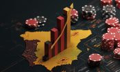 Gráfico de barras ascendentes sobre un mapa de España con fichas de casino alrededor.