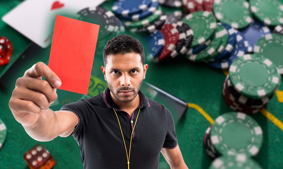 Árbitro muestra tarjeta roja con fondo de fichas de casino y naipes desenfocados