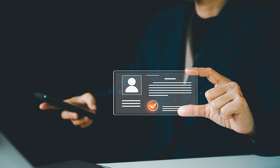 Persona mostrando una identificación digital en una interfaz holográfica para verificar identidad online.