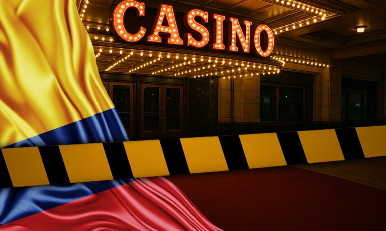 Entrada de un casino físico con una banda policial y la bandera de Colombia.