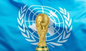 Trofeo de la Copa del Mundo con la bandera de Naciones Unidas detrás.