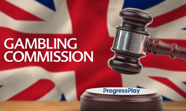 Mazo judicial sobre el logo de ProgressPlay con la bandera del Reino Unido de fondo