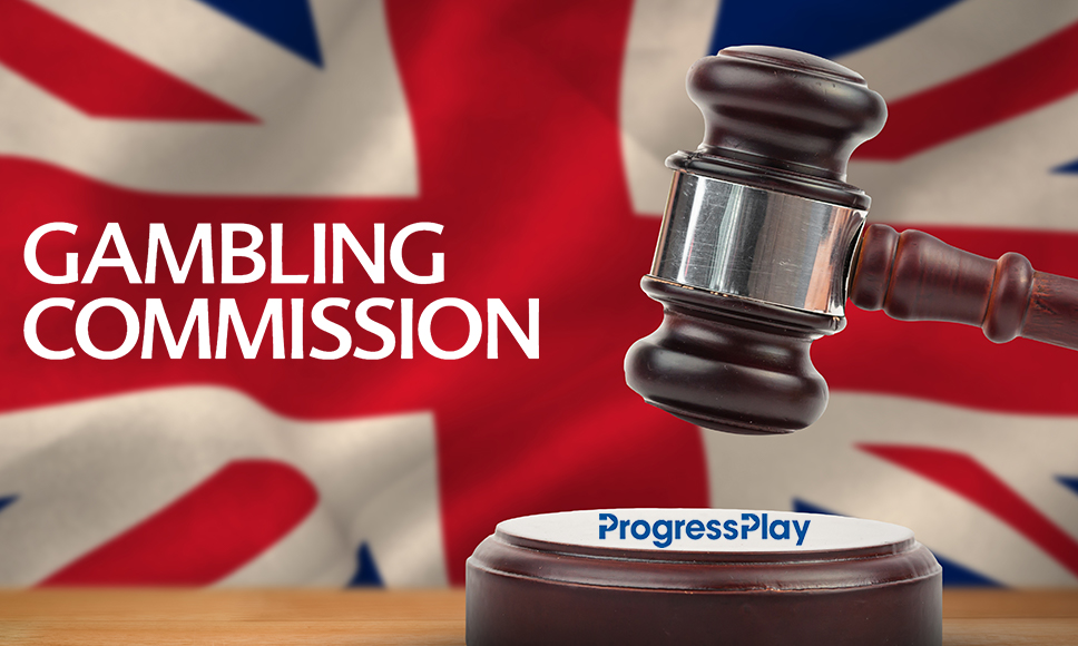 Mazo judicial sobre el logo de ProgressPlay con la bandera del Reino Unido de fondo