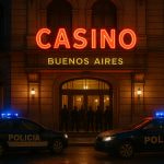 Policía argentina frente a un casino en Buenos Aires durante un operativo por juego ilegal.