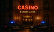 Policía argentina frente a un casino en Buenos Aires durante un operativo por juego ilegal.