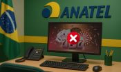 Oficina de ANATEL con una computadora que muestra un sitio de apuestas bloqueado, en referencia a la lucha contra el juego ilegal en Brasil.