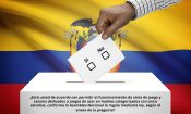 Mano depositando una papeleta de votación sobre casinos frente a la bandera de Ecuador.