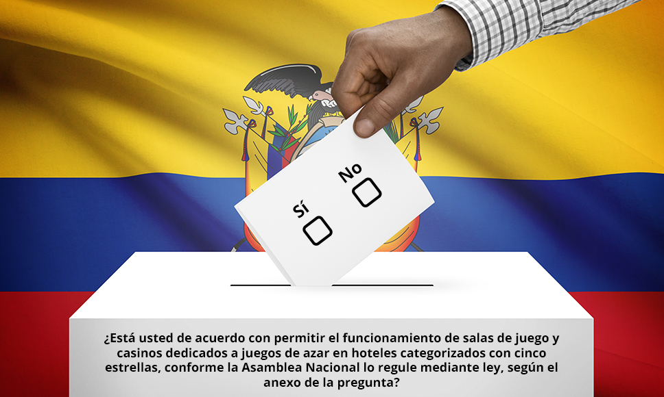 Mano depositando una papeleta de votación sobre casinos frente a la bandera de Ecuador.
