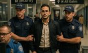 Agentes escoltan al estafador Simon Leviev en un aeropuerto tras su detención.