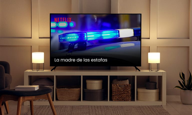 Televisor en salón mostrando documental de Netflix con luces policiales azules.