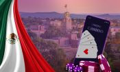 Bandera de México junto a un fondo urbano y un teléfono móvil con una pantalla de casino online, simbolizando el mercado del juego digital en el país.