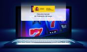Ordenador portátil mostrando el logo de la DGOJ sobre una pantalla con tragamonedas online.